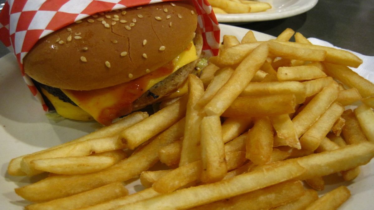 Mężczyzna znalazł metalowy pręt w burgerze