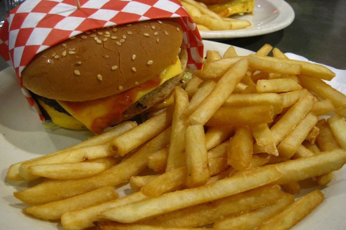 The man found a metal rod in the burger.