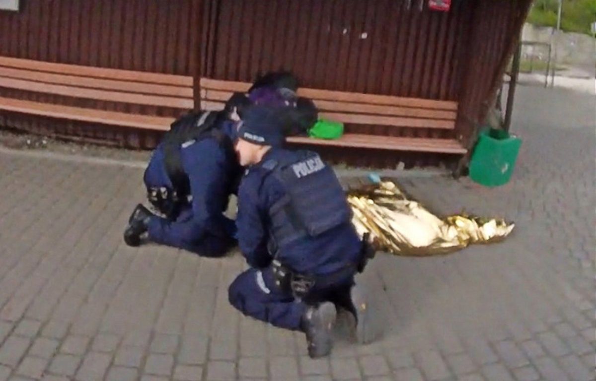 Policjanci reanimowali 38-letnią kobietę bez oznak życia