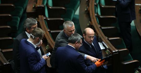 Problematyczny sondaż dla opozycji. Bartłomiej Sienkiewicz komentuje