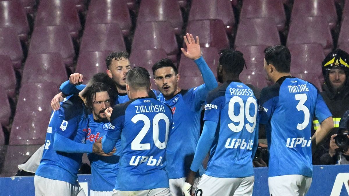 PAP/EPA / MASSIMO PICA / Na zdjęciu: radość piłkarzy SSC Napoli