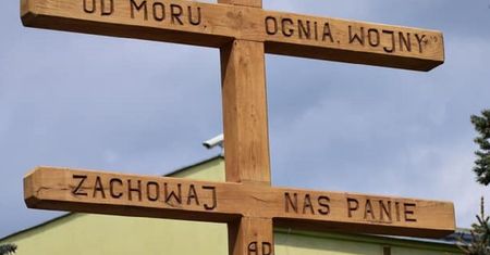 Lubelskie. Przed urzędem gminy stanął krzyż do odganiania koronawirusa