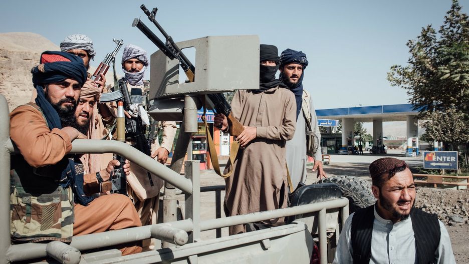 Patrol talibów w drodze do Pansziru, Afganistan 6 września 2021