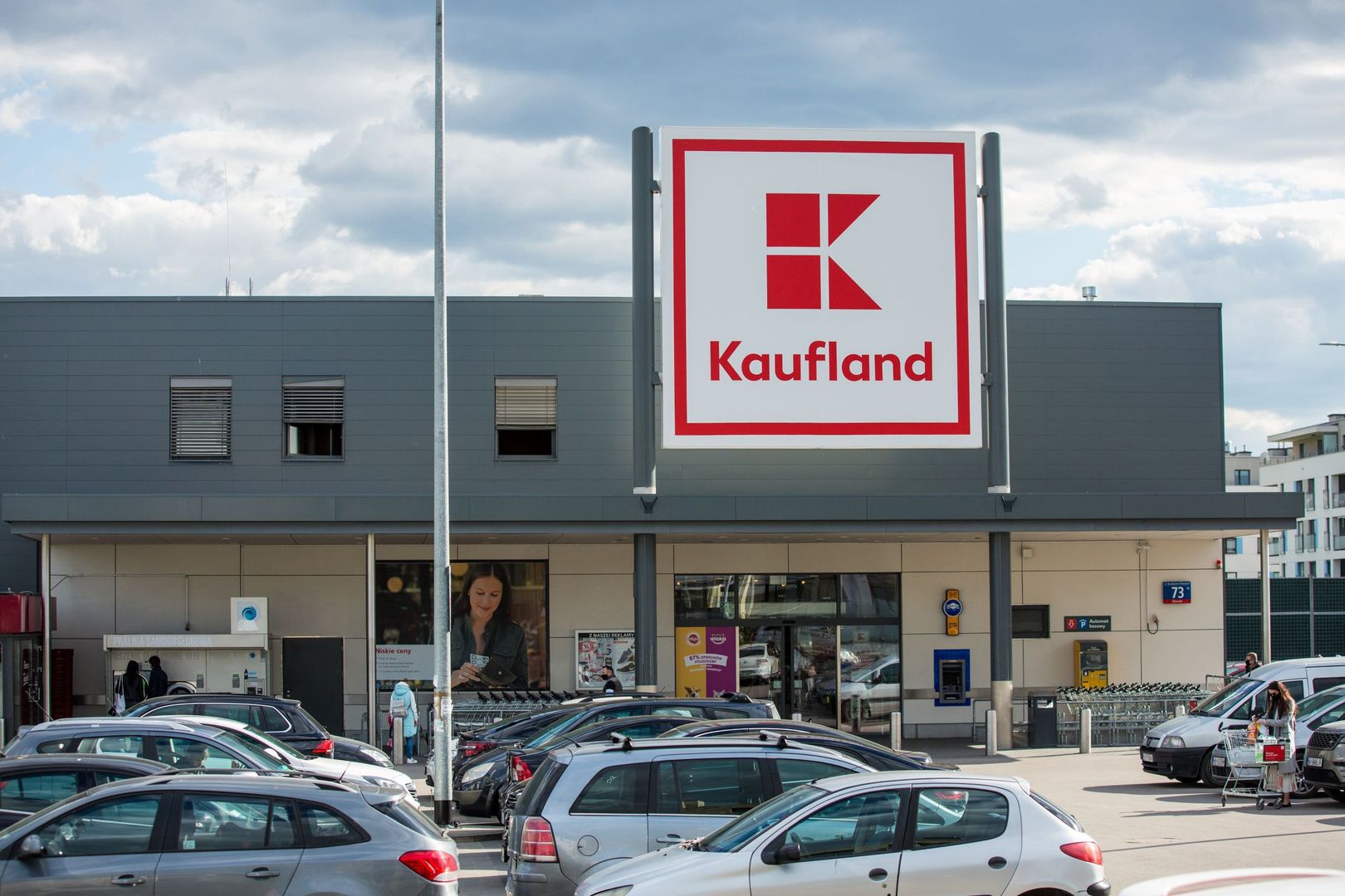 Kaufland przegrał w sądzie. Kasjerka wraca do pracy