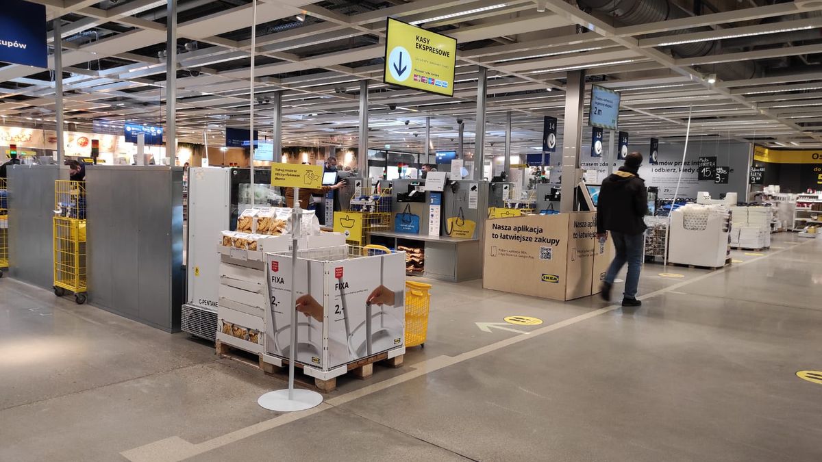 Sklepy wiedzą, że klienci oszukują przy kasach samoobsługowych, ale nie bardzo mają jak to kontrolować 