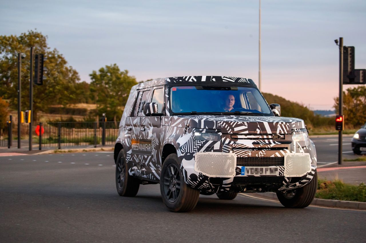 Land Rover Defender na szpiegowskich zdjęciach: przyszły rywal klasy G złapany na drodze