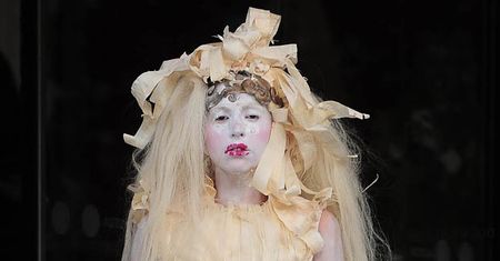 Gaga jako… duch?!