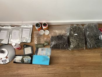 19-latek sprzedawał pigułki i inne narkotyki w klubach rozrywkowych na terenie Krakowa. Został tymczasowo aresztowany