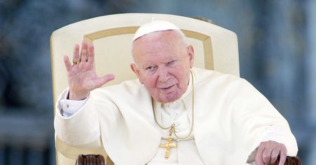 Pompatyczne oświadczenia biskupów nie zatrzymają rewizji oceny Jana Pawła II [OPINIA]