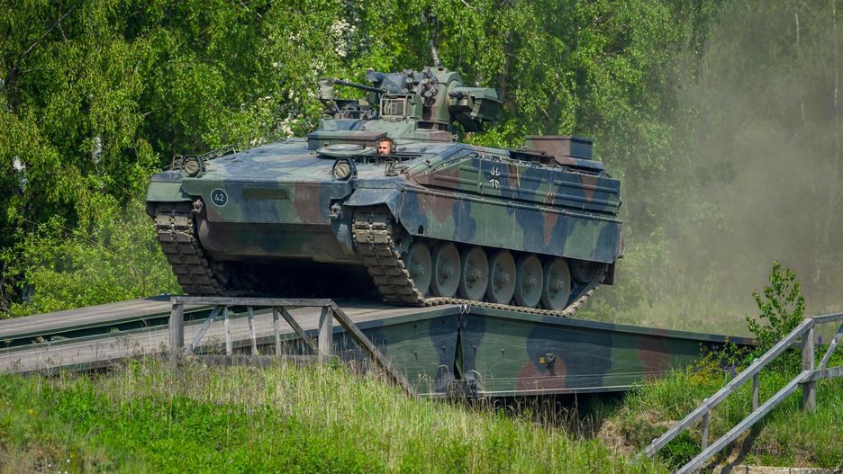 Manewry wojsk niemieckich w Munster, NiemcyA Marder battle tank of the German armed forces Bundeswehr drives over a brifge during an informative educational practice of the "Very High Readiness Joint Task Force (VJTF)", which is part of a NATO tank unit, at the military training area in Munster, northern Germany, on May 20, 2019. (Photo by PATRIK STOLLARZ / AFP)PATRIK STOLLARZ