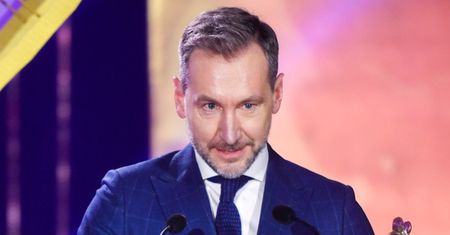 Co dalej z posadą Piotra Kraśki w "Faktach"? Nie pojawił się na antenie od czerwca... "Jego sprawy są dla stacji ŚMIERDZĄCYM JAJEM"