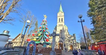 Zakopane: Kontrowersyjna karuzela pod kościołem na Krupówkach