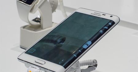 Smartfon Samsunga z zakrzywionym ekranem dostępny tylko dla nielicznych