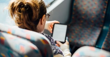 Wrocław: z książką jedziesz za darmo, a za e-booka dostaniesz mandat