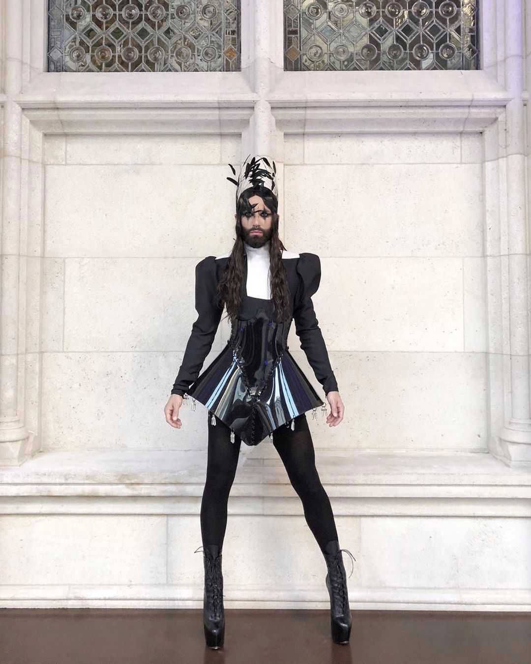 Conchita Wurst przeraźliwie chuda w goryckiej stylizacji