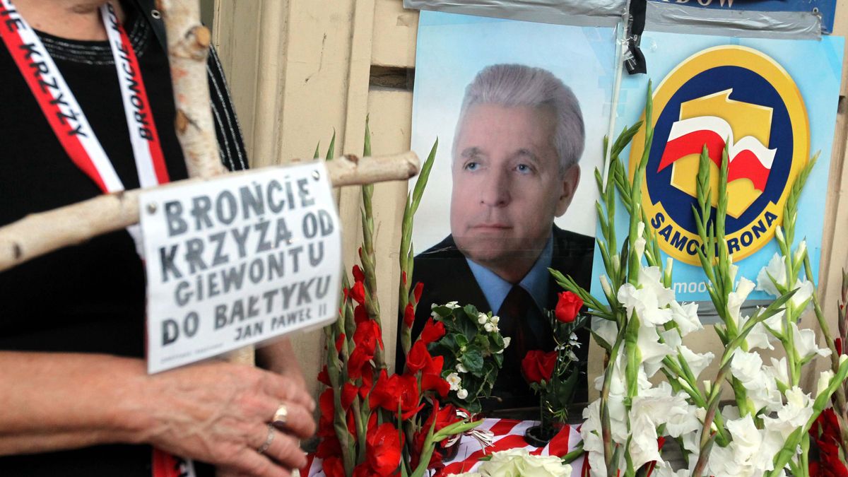 krzy�e, znicze
Warszawa, 07.08.2011.  Kwiaty, znicze i krzy�e przed warszawsk� siedzib� Samoobrony, 7 bm.  Lidera partii, Andrzeja Leppera znaleziono martwego w biurze, 5 bm. Wed�ug policji wszystko wskazuje na to, �e by�y wicepremier pope�ni� samob�jstwo. (cat)
PAP/Radek Pietruszka
Radek Pietruszka
Andrzej Lepper, biuro, samob�jstwo, samoobrona, siedziba, ludzie, polityk, polityka, kwiaty krzy�