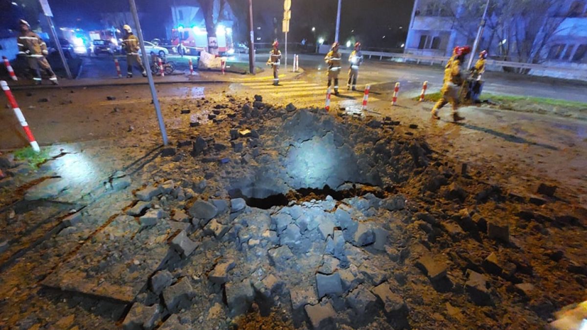 Eksplozja uszkodziła chodnik i jezdnię