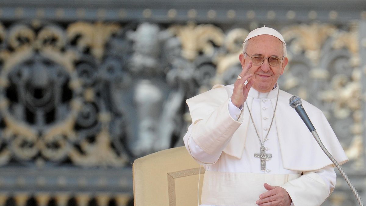 (FILE) Pope Francis waves during the weekly General Audience in St. Peter's square, Vatican City, 10 April 2013 (reissued 21 April 2025). Pope Francis died on 21 April 2025 at the age of 88, according to the Holy See. Born Jorge Mario Bergoglio in Buenos Aires, Argentina on 17 December 1936, was appointed leader of the Catholic Church on 13 March 2013 succeeding pontiff Emeritus Benedict XVI. EPA/ETTORE FERRARI *** Local Caption *** 50784481 Dostawca: PAP/EPA.