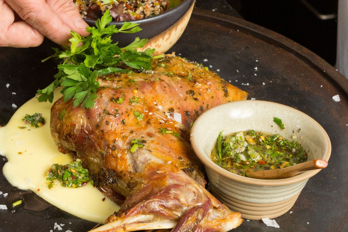 Polacy prawie nie jedzą tego mięsa, a szkoda. Można zrobić z niego wielkanocną pieczeń albo gulasz