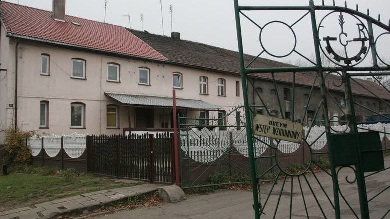 Niskie bloki z wielkiej płyty na wsi? Od razu wiadomo, że w pobliżu był PGR. Popegeerowskie osiedla do dziś łatwo można rozpoznać. Kiedyś tętniły życiem, a dziś w dużej mierze stoją puste. W Kujawsko-Pomorskiem także znajdziemy ślady tej historii. Można je określi jako wioski-widma w miniaturze.