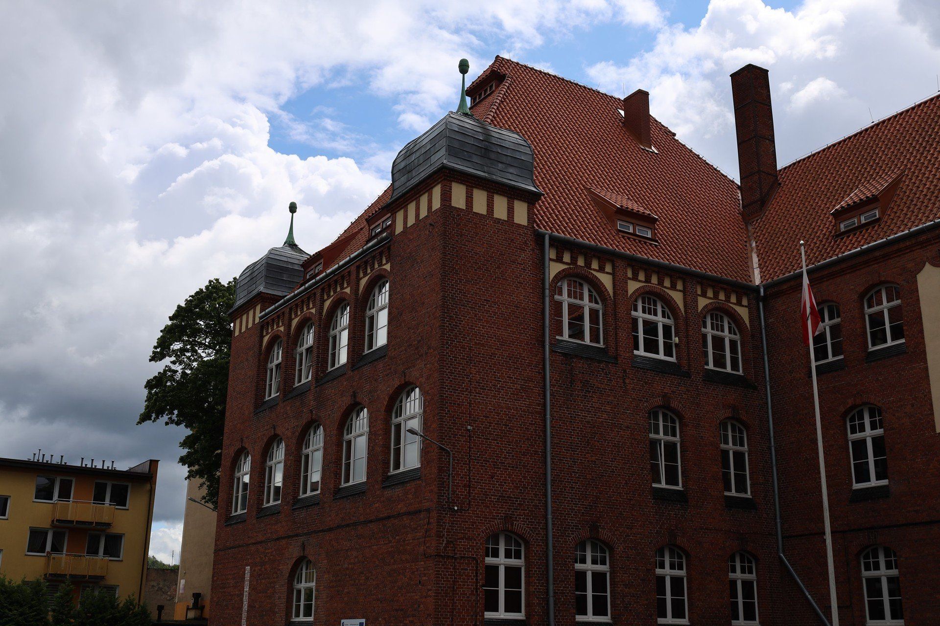Odwołali dyrektora za… gipsową ściankę działową? Nagłe zwolnienia w szkołach średnich