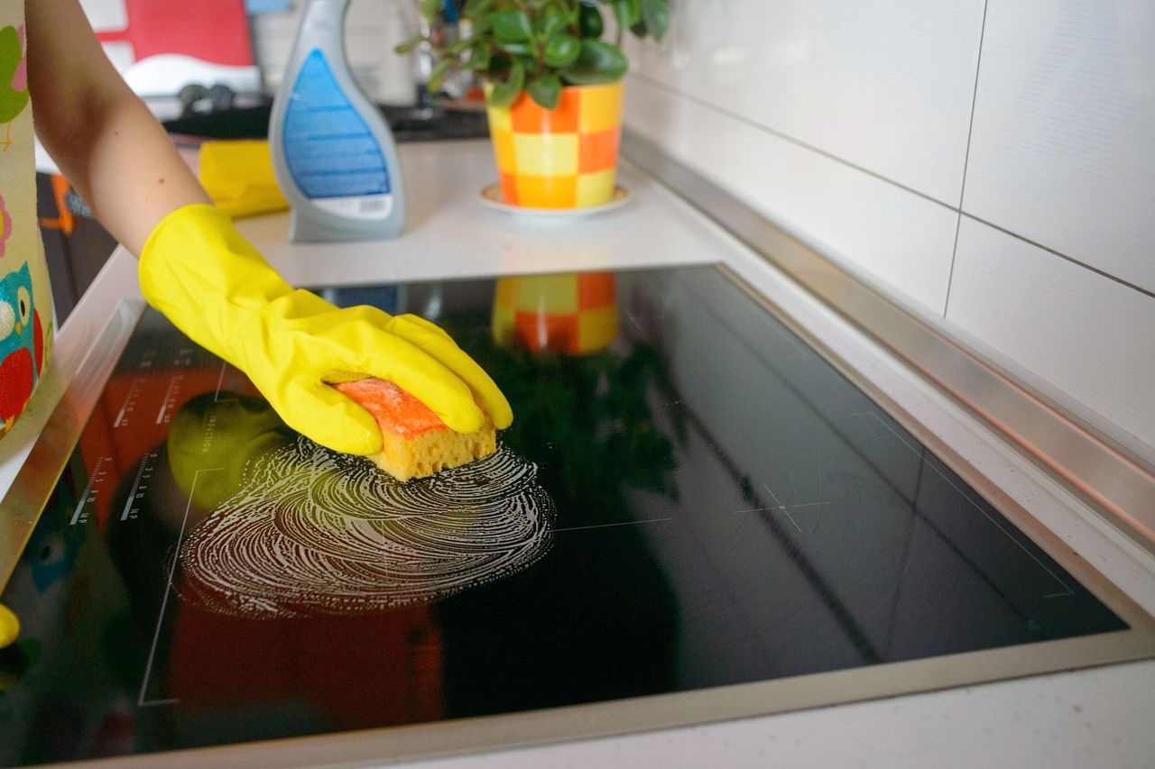 Jak wyczyścić płytę indukcyjną? Potrzebny będzie jeden produkt