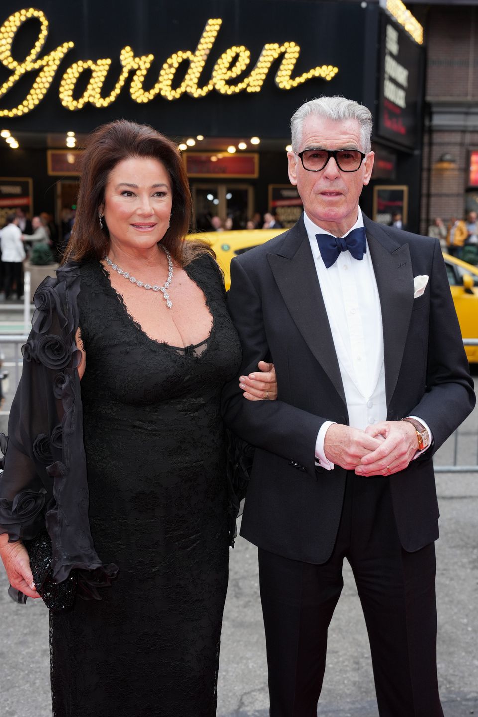 Pierce Brosnan i Keely Shaye Smith 