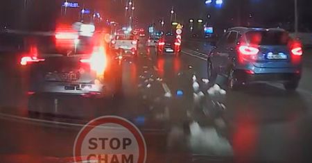 "Moje auto zaczęło sunąć". Pokazał nagranie z kamerki