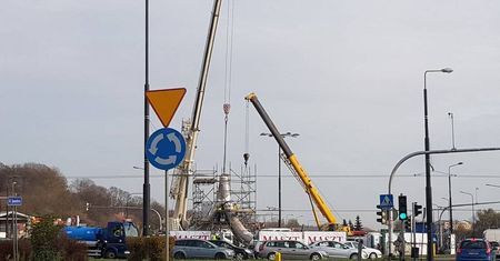 Trwa montaż Masztu Niepodległości. Będzie miał 35 metrów wysokości