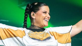 Nelly Furtado KPI z komentarzy, że "JEST ZA GRUBA". Na koncercie wystąpiła w koszulce nawiązującej do jej dawnej sylwetki
