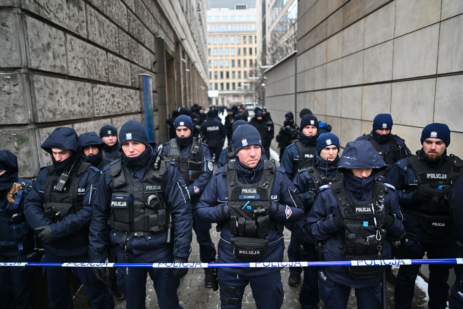 Policja otoczyła budynek TVP. "Jesteśmy nielegalnie przetrzymywani"