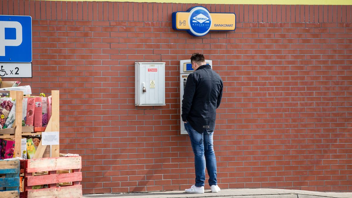 Biedronka sklep zakupy bankomat