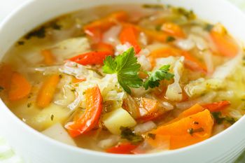 Babcia gotowała taką zupę, gdy tylko pojawiało się to warzywo. Ten smak pamiętam do dziś