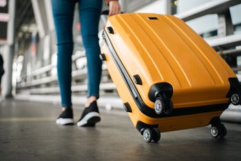 Nie chowaj walizki po podróży. Zrób to najpierw, zanim włożysz ją do szafy