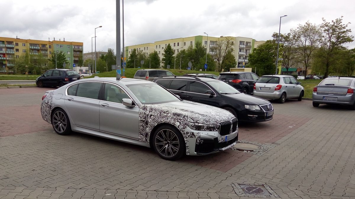 Zamaskowane BMW Serii 7 po liftingu przyłapano w Głogowie