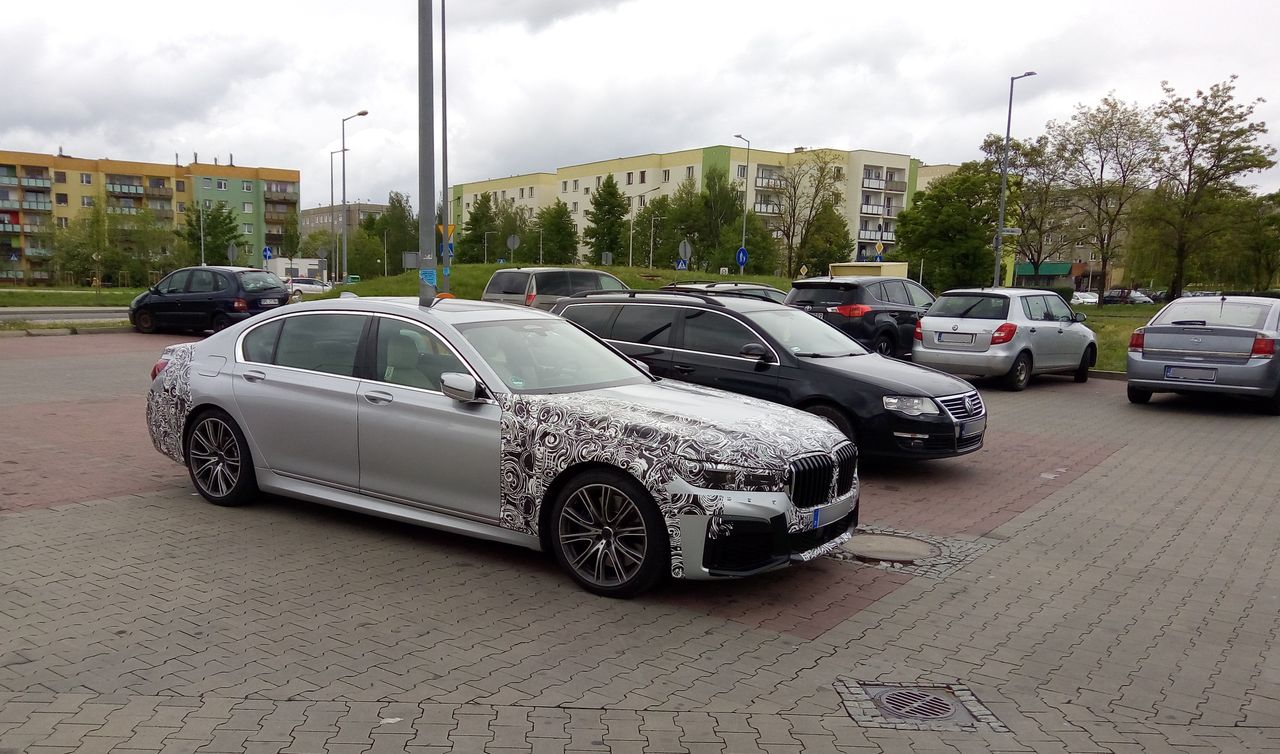 Zamaskowane BMW Serii 7 po liftingu przyłapano w Głogowie
