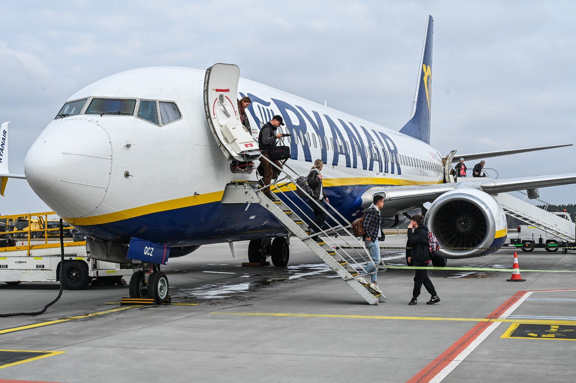 Ryanair ogłosił, że jeszcze w czasie tegorocznych wakacji zwiększy dopuszczalny wymiar bezpłatnego bagażu podręcznego. 