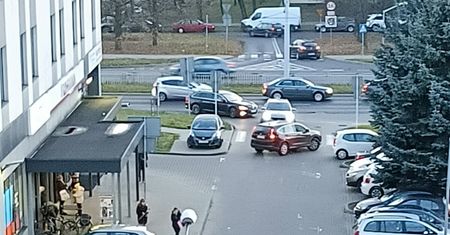 W tym miejscu kierowcy nie patrzą na znaki i jeżdżą pod prąd. Mieszkanka: „Dzień w dzień trąbienie i pyskówki”