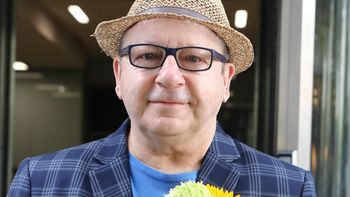 Zbigniew Zamachowski przyłapany z ukochaną. Na nowych zdjęciach ledwo go poznaliśmy