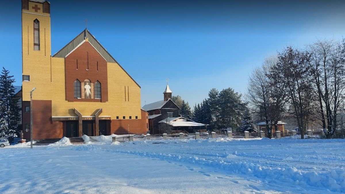Szok w Dęblinie. Ksiądz wywiesił drastyczne zdjęcia