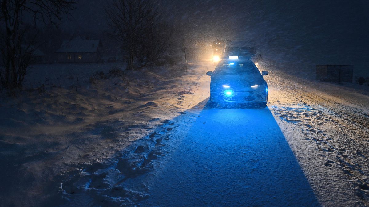 trudne warunki drogowe
Darek Delmanowicz
atak zimy, auta, ciemno, droga, drogi, drogowe, oblodzenie, podkarpacie, pogoda, policja, radiow�z, samochody, samoch�d, samoch�d policyjny, warunki, zasypane, zima, zimowe, zmierzch