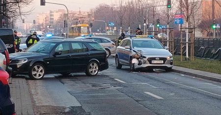 Wypadek na Grochowskiej. Strażniczka miejska w szpitalu. Sprawca odmówił poddania się badaniu na trzeźwość​