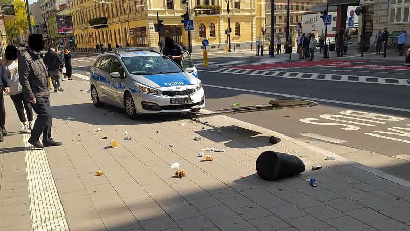 Policyjny radiowóz wjechał w znak drogowy i kosz na śmieci na Al. Racławickich