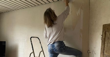 Niewidoczny wróg w Twoim domu. Pleśń pod tapetą rozwija się szybciej, niż myślisz