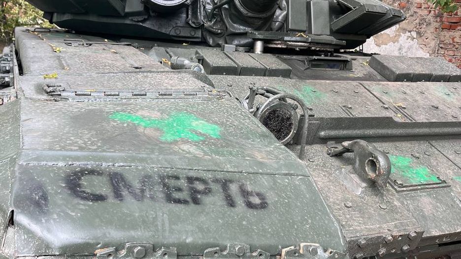 Przejęty i zmodyfikowany przez Ukraińców rosyjski T-72B Obr. 1989.