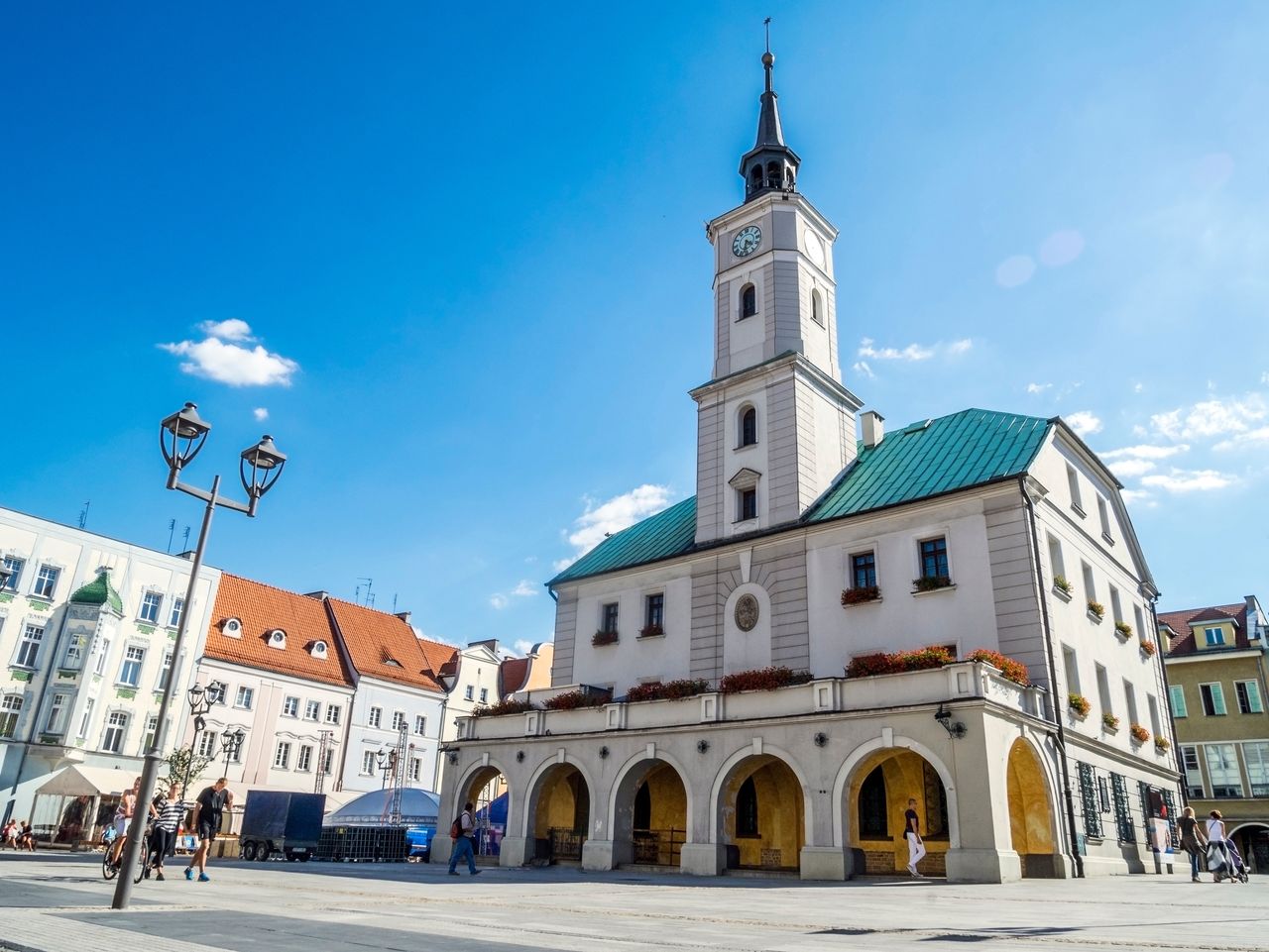 Rynek, a w jego centralnym punkcie klimatyczny ratusz