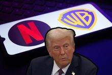 Donald Trump na tle smartfona z logami Netfliksa i Warner Bros.