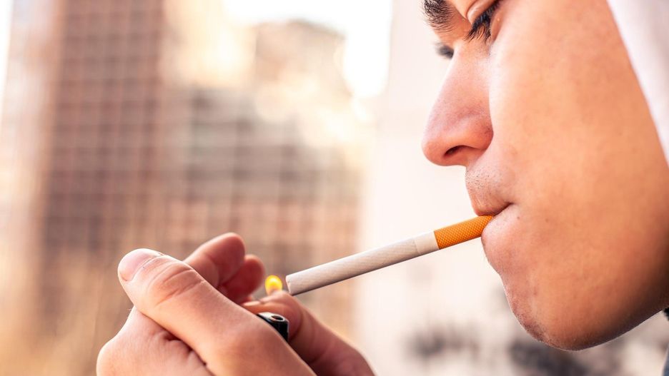 Zapal, a zapłacisz karę. W tym kraju nie tylko obywatele, ale i turyści są objęci zakazem palenia papierosów i e-papierosów.
