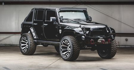 Wyjątkowy Jeep Wrangler trafił na aukcję. Nie stworzył go znany warsztat, a i tak robi wrażenie