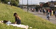 Kraków: Tłumy spacerowiczów na Bulwarach Wiślanych, nie przeszkodził im nawet rozkopany Most Grunwaldzki